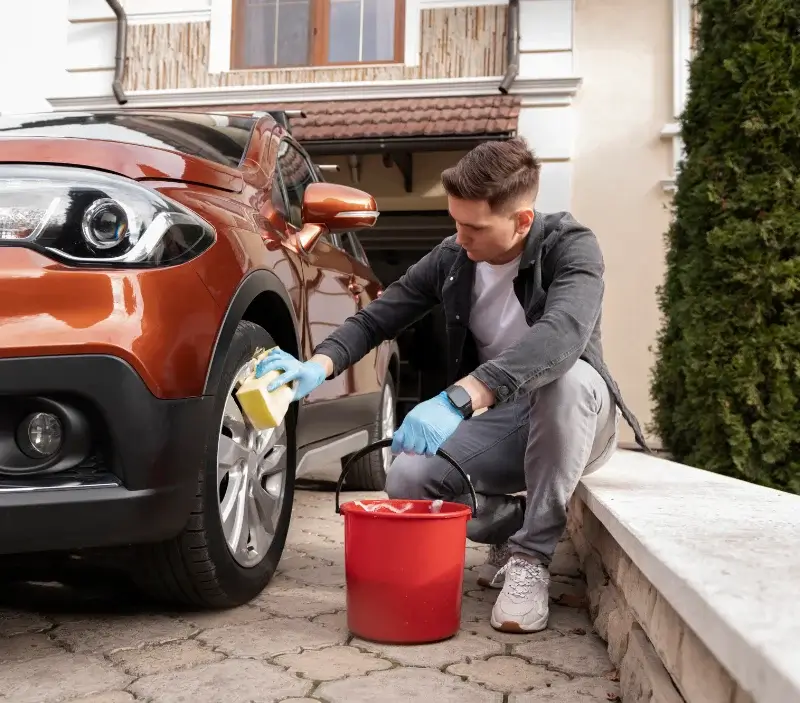 Lavage auto à domicile Crozes-Hermitage : professionnel intervenant sur un véhicule